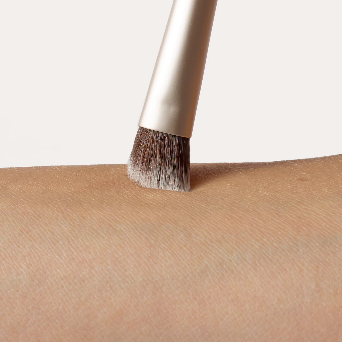 JANE IREDALE Fluffy Eye Brush - Image 3